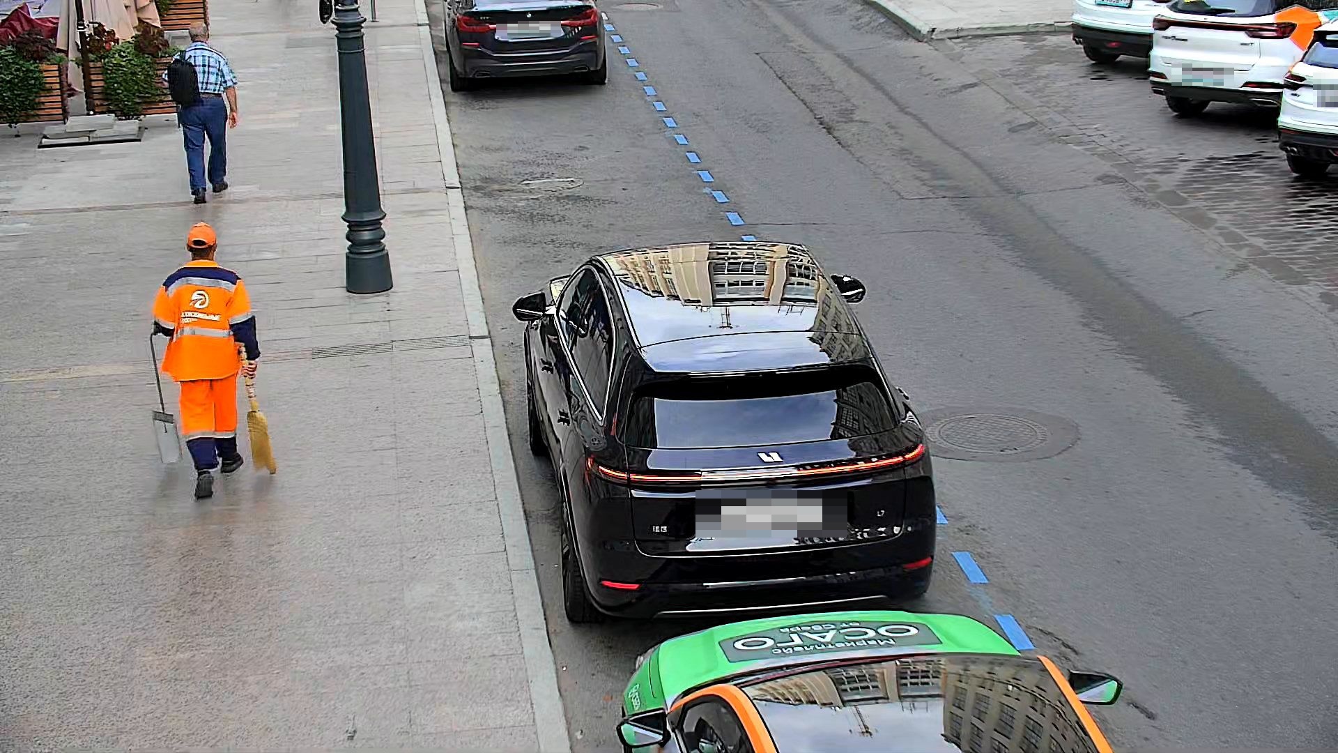 Разрешённый демонстрационный кадр с автомобилем на улице